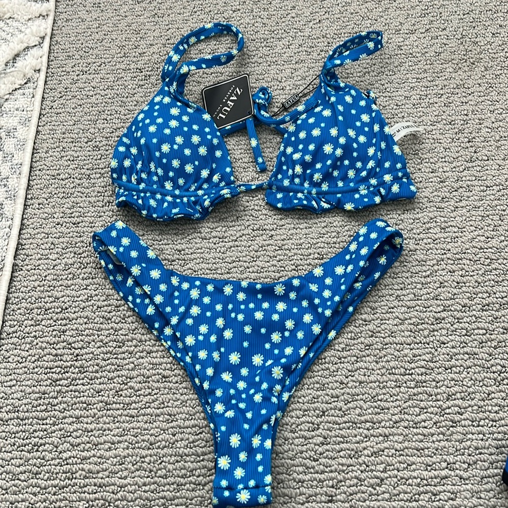 Zaful NWT daisy bikini set